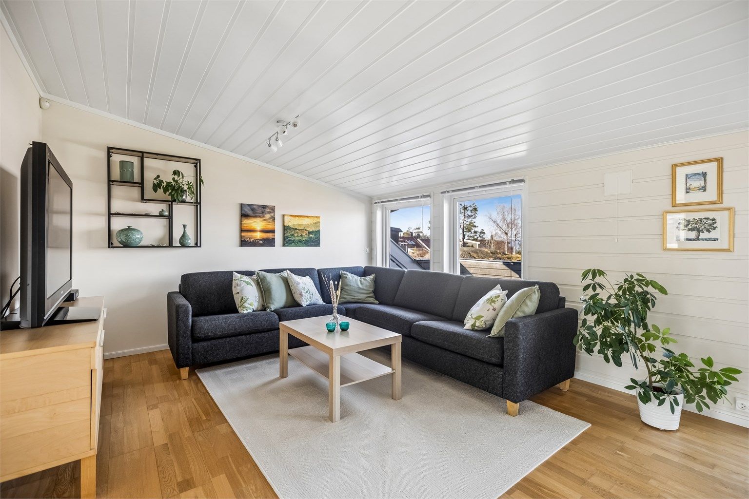 Her er det god plass til både en romslig sofa og en hyggelig lesekrok.
