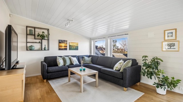 Her er det god plass til både en romslig sofa og en hyggelig lesekrok.