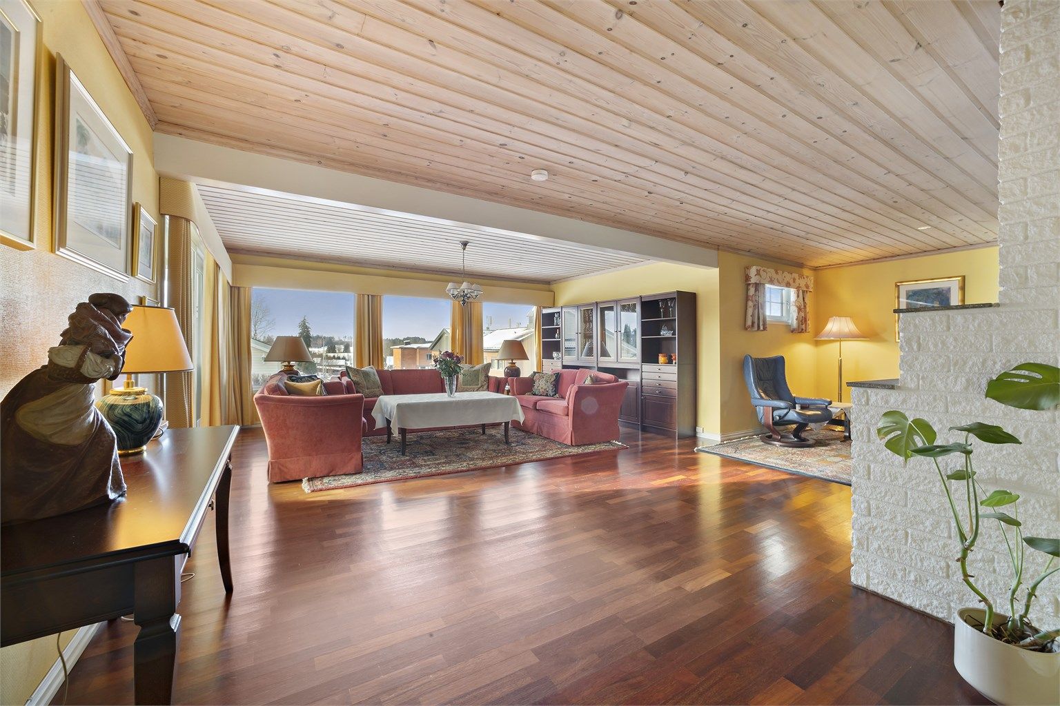 Stue med store vindusflater mot vest og syd som slipper inn godt med naturlig lys. 