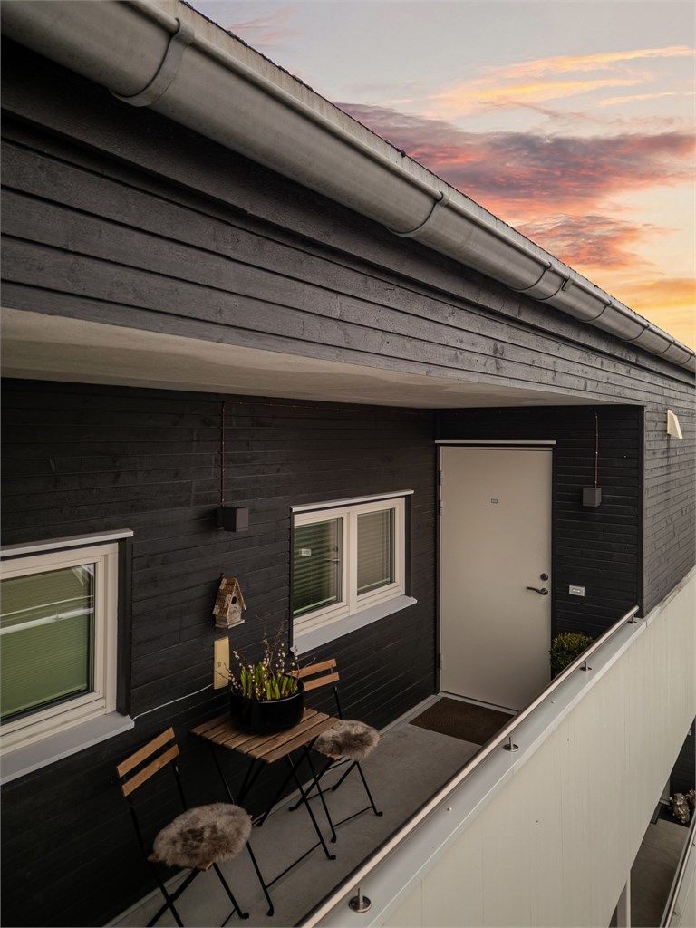 Inngangspartiet med plass for en kopp kaffe i morgesolen