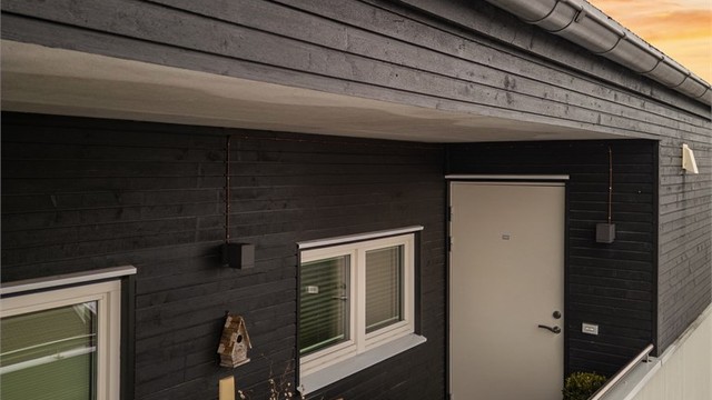 Inngangspartiet med plass for en kopp kaffe i morgesolen