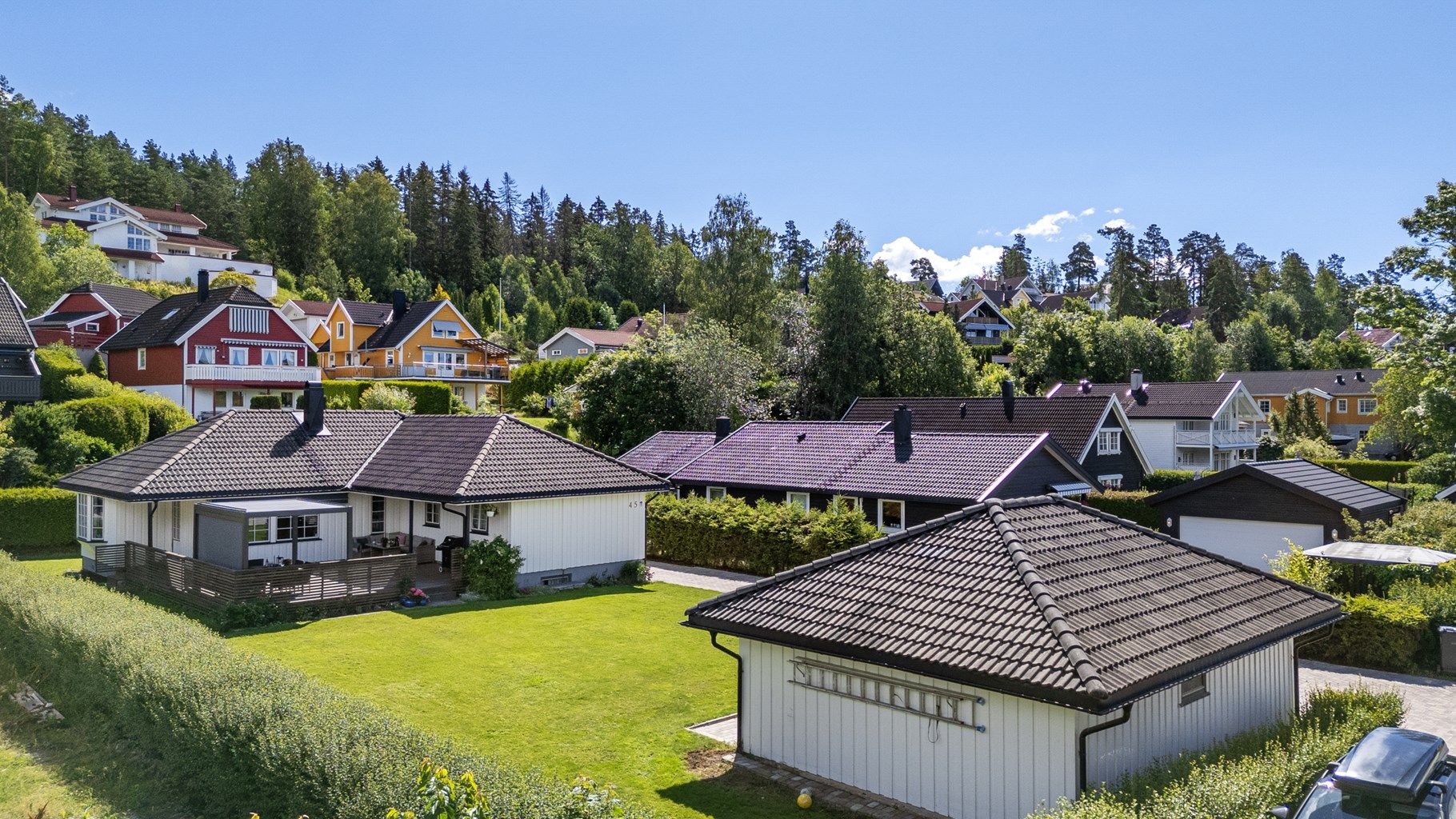 Velkommen til Sjøskogenveien 45! En flott familiebolig som går over to etasjer, med attraktiv beliggenhet og flere oppgraderinger gjort de siste årene. 
