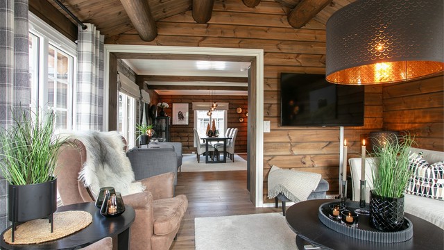 Hytta har en praktisk planløsning med åpen stue- og spisestuedel.