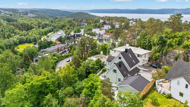 Eiendommen ligger fredelig til i en liten stikkvei fra populære Åsdalsveien, i et svært barnevennlig og skjermet område med umiddelbar nærhet til Skredderjordet.