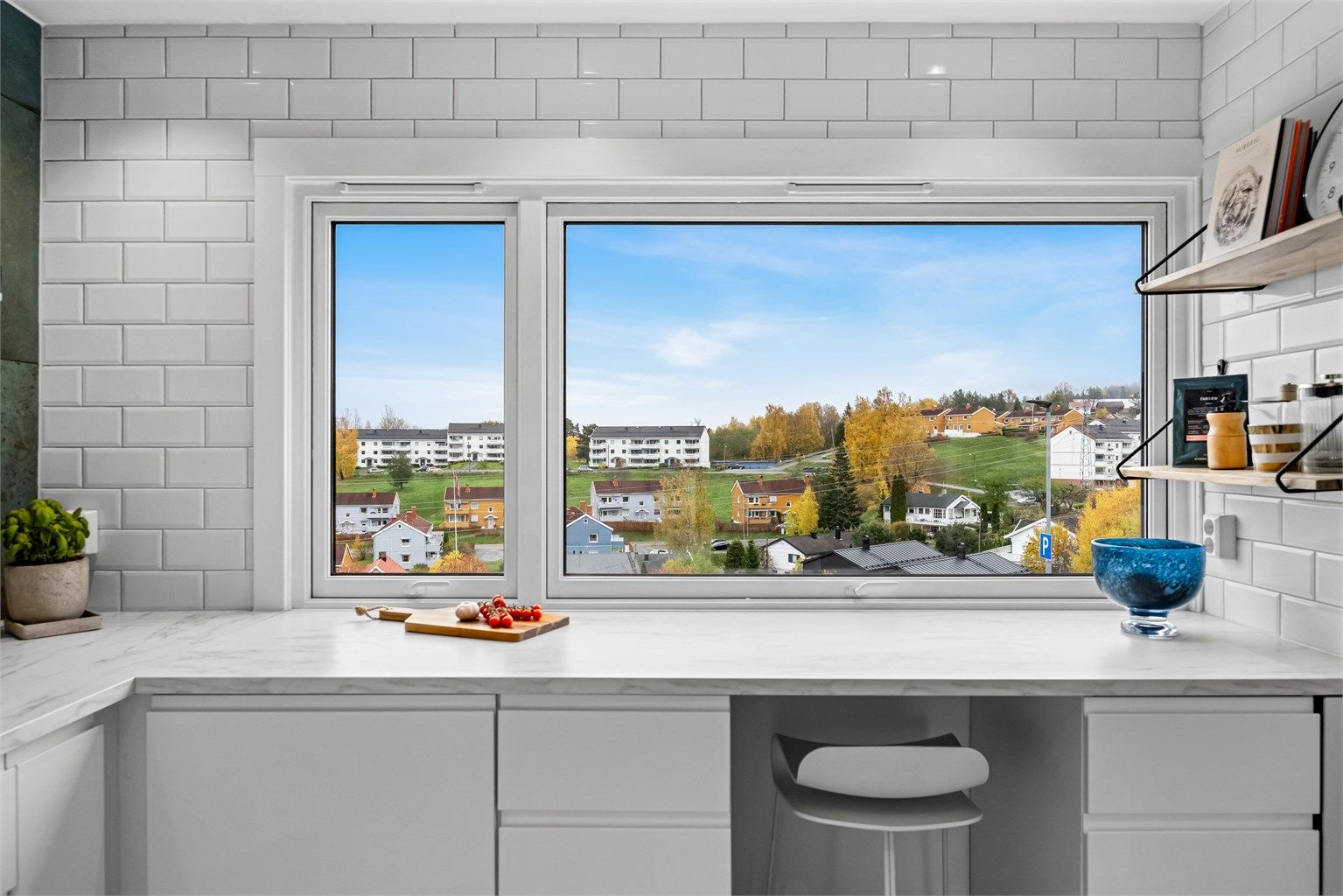Frokostplassen ved vinduet har nydelig og åpen utsikt over nærområdet.