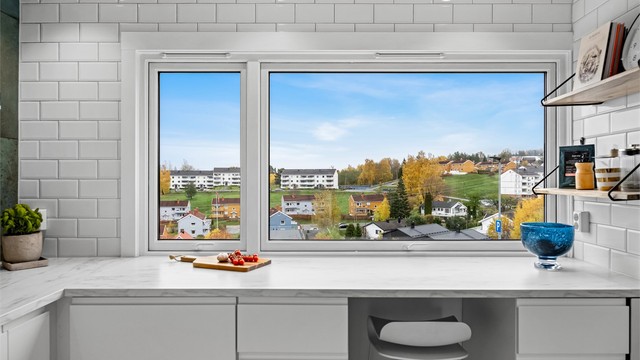 Frokostplassen ved vinduet har nydelig og åpen utsikt over nærområdet.