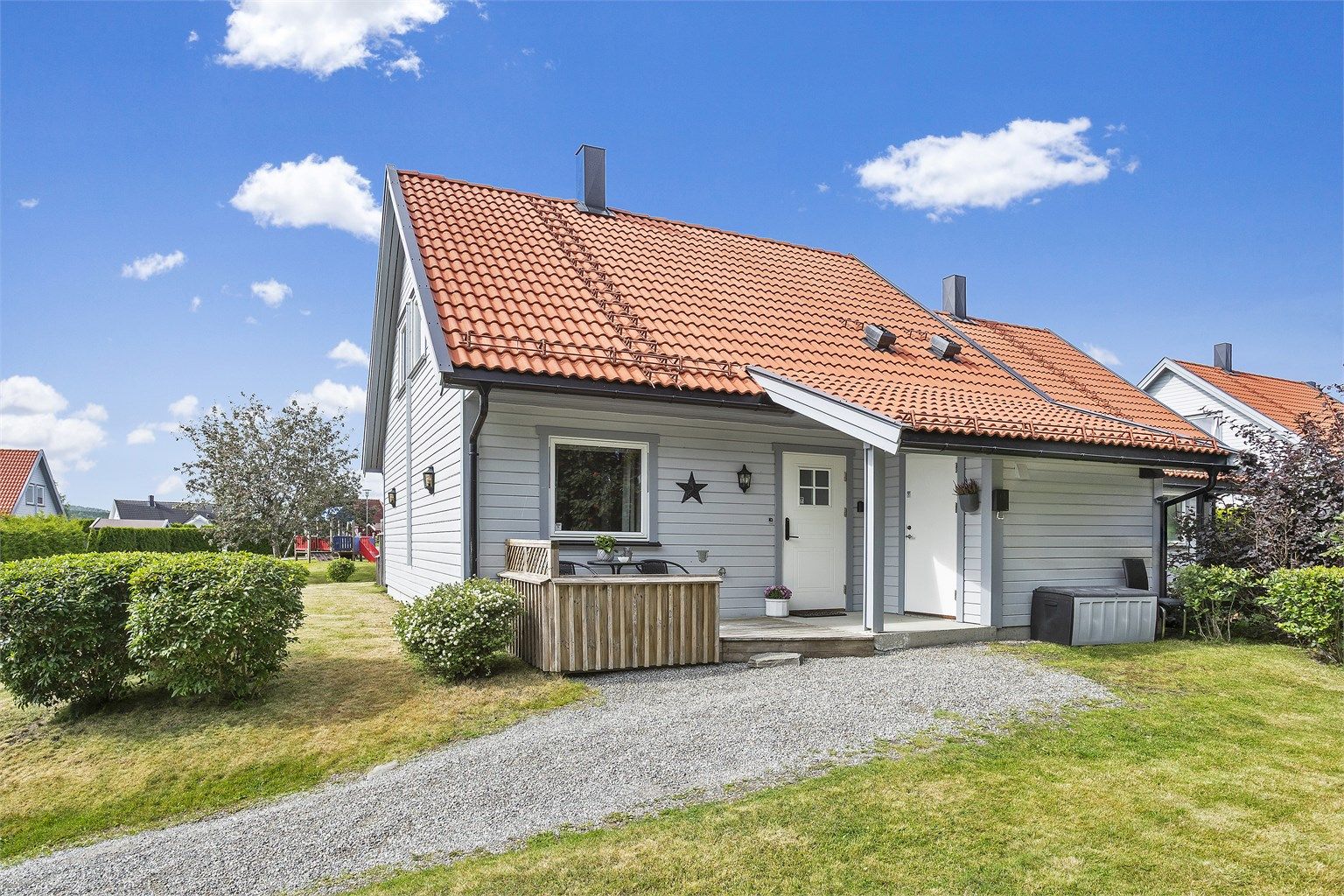 Fasaden er kledd med liggende, malt trekledning, sist malt i 2020.