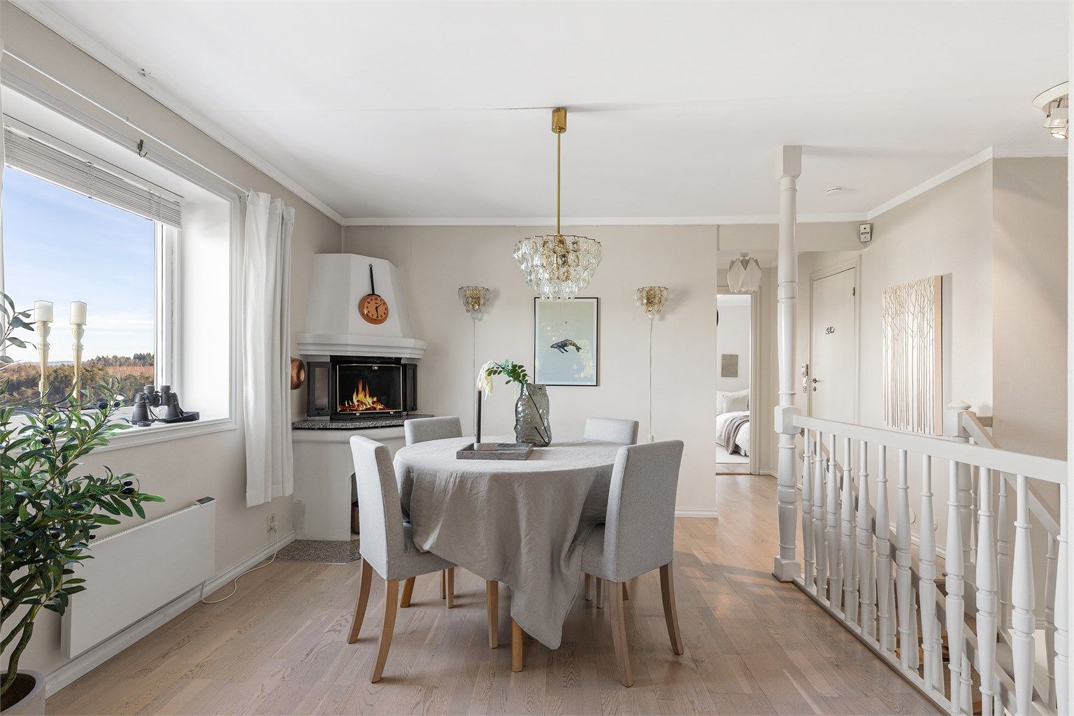 Oppe i 1.etasjen kommer du til spisestuen. Her er det plass til stort spisebord. Peis og flott utsikt mot havnen.