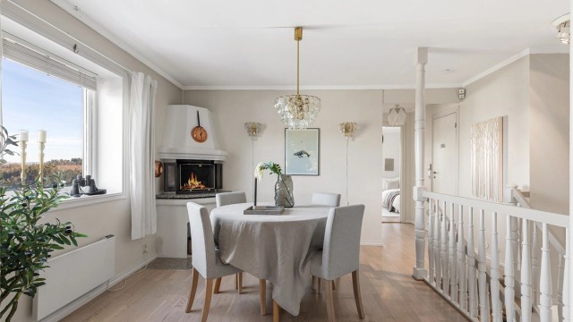 Oppe i 1.etasjen kommer du til spisestuen. Her er det plass til stort spisebord. Peis og flott utsikt mot havnen.