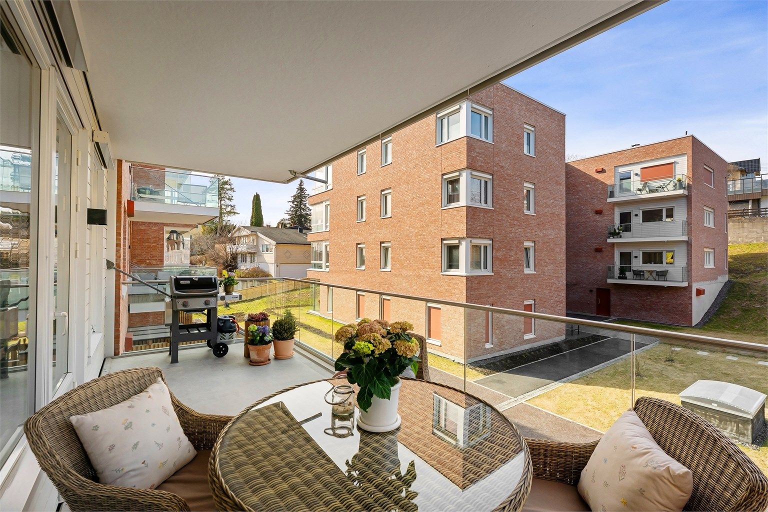 Fra stuen er det utgang til en hyggelig overbygget balkong