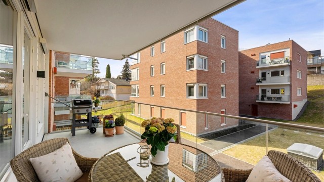 Fra stuen er det utgang til en hyggelig overbygget balkong