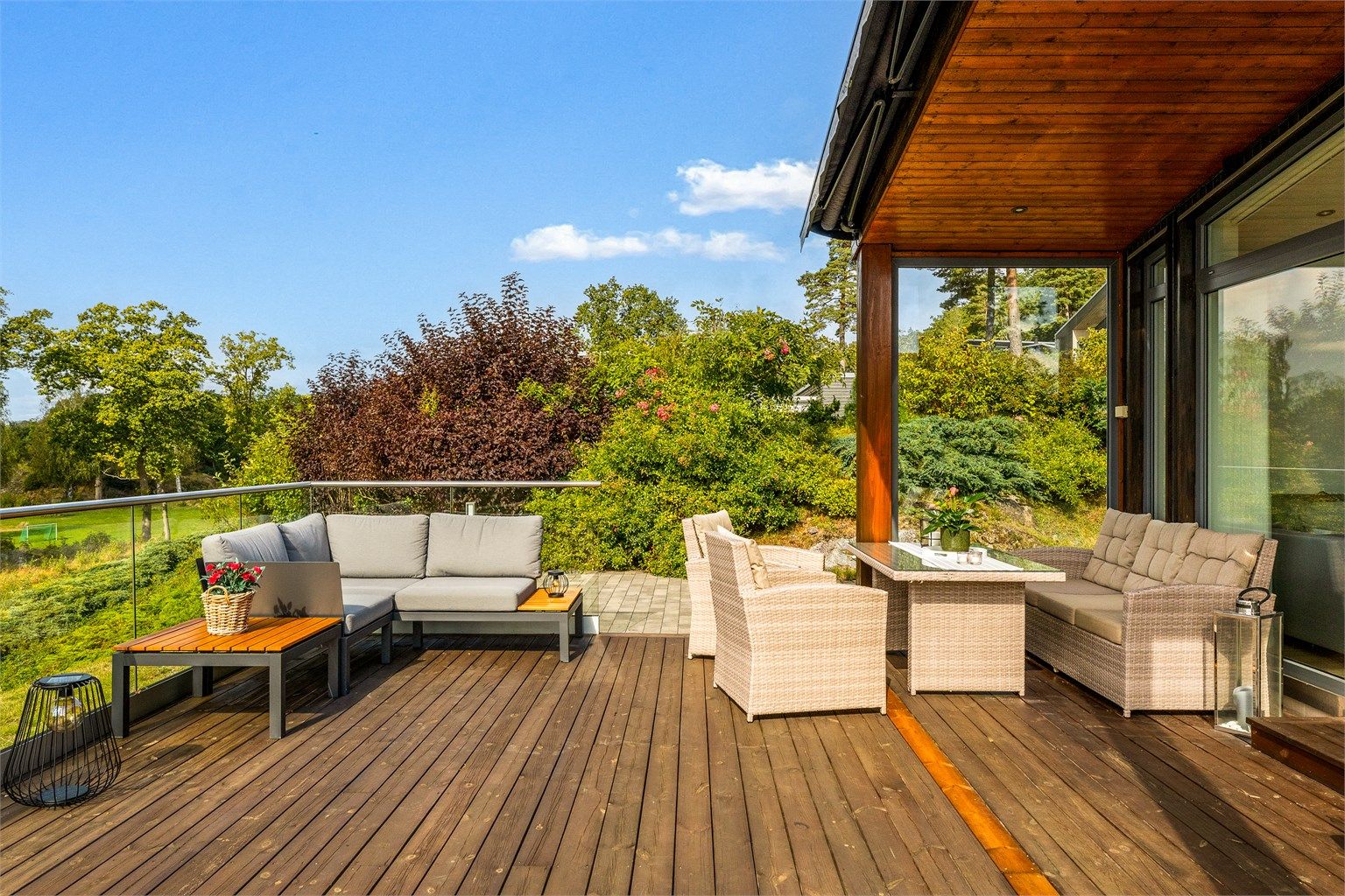 Rekkverket rundt terrassen er i herdet glass slik at utsikten ikke forstyrres.