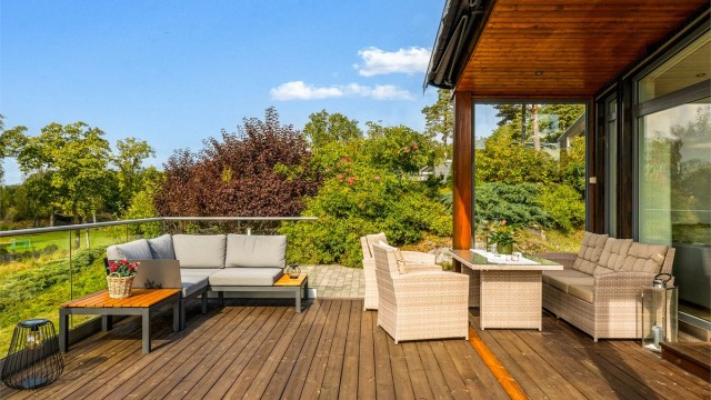 Rekkverket rundt terrassen er i herdet glass slik at utsikten ikke forstyrres.