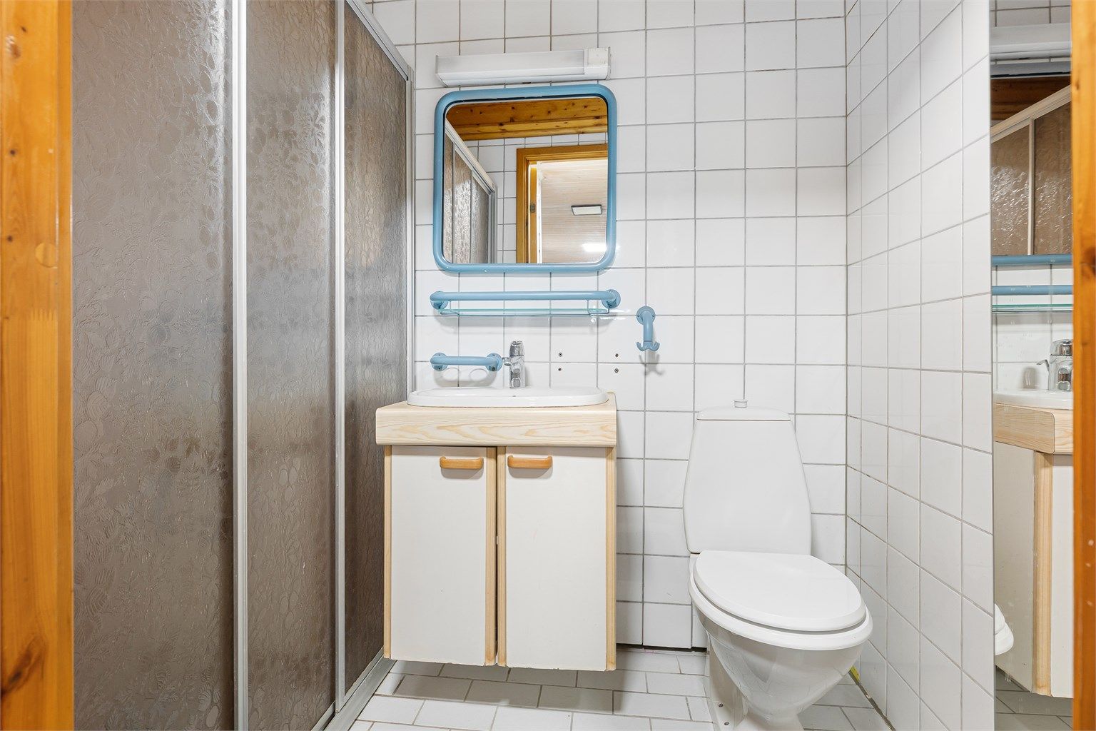 Badet har flislagte gulv og vegger, gulvvarme, servantinnredning, dusjhjørne og gulvstående toalett. Våtrommet er vurdert til TG3 - se tilstandsrapport.