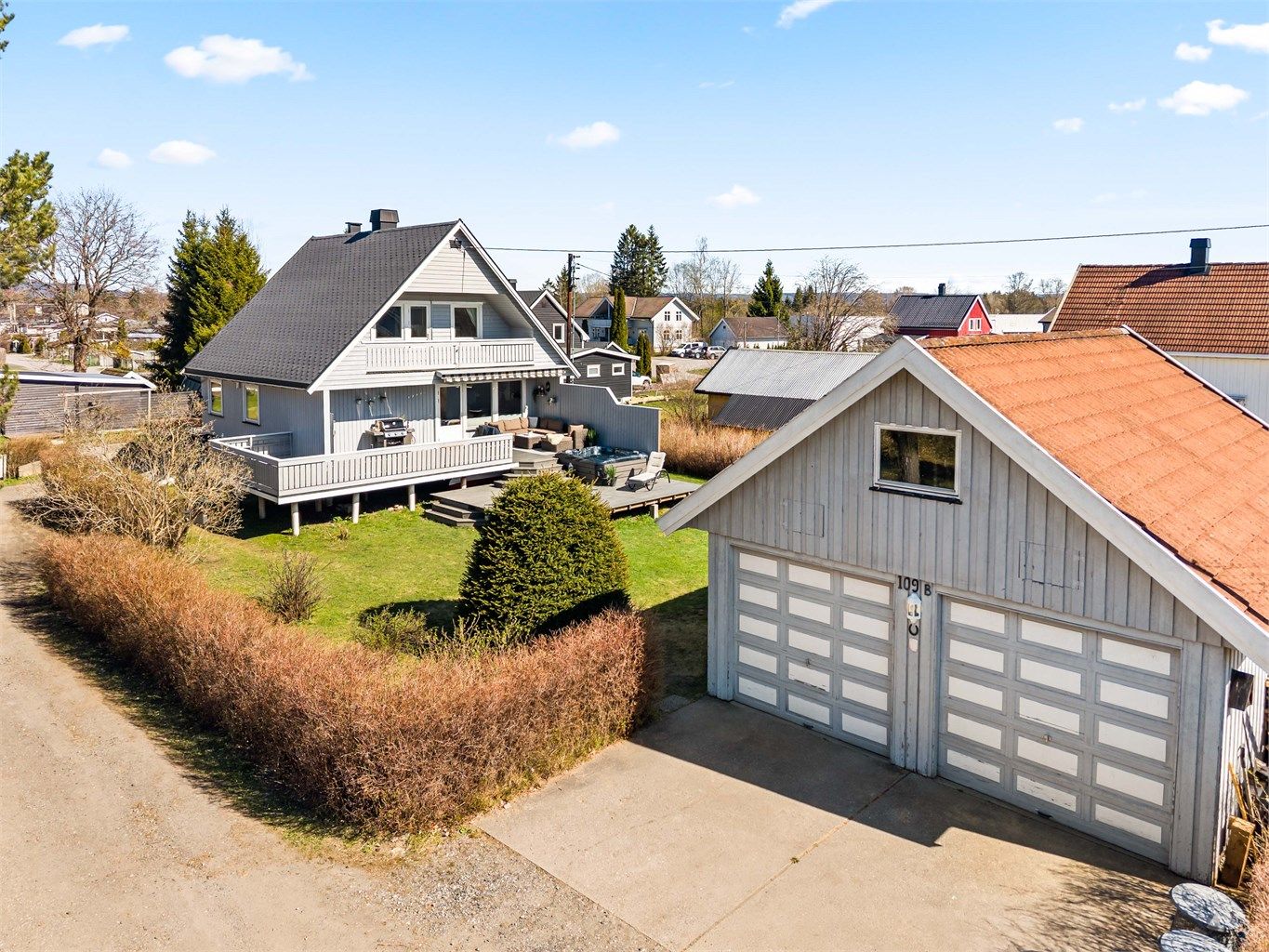 Eiendommen ligger usjenert til innerst i en blindvei, og har en dobbelgarasje med lagerloft og elbillader.