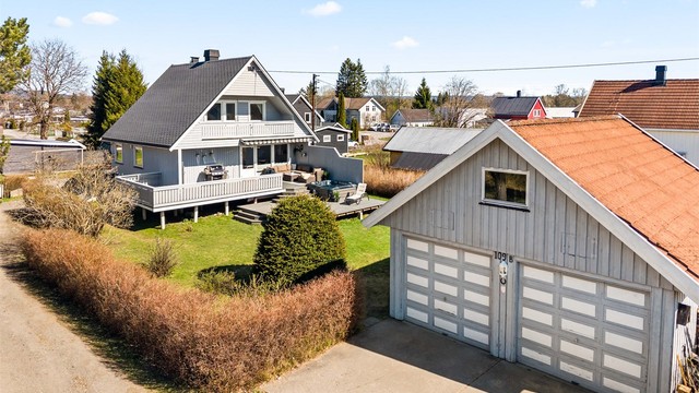 Eiendommen ligger usjenert til innerst i en blindvei, og har en dobbelgarasje med lagerloft og elbillader.