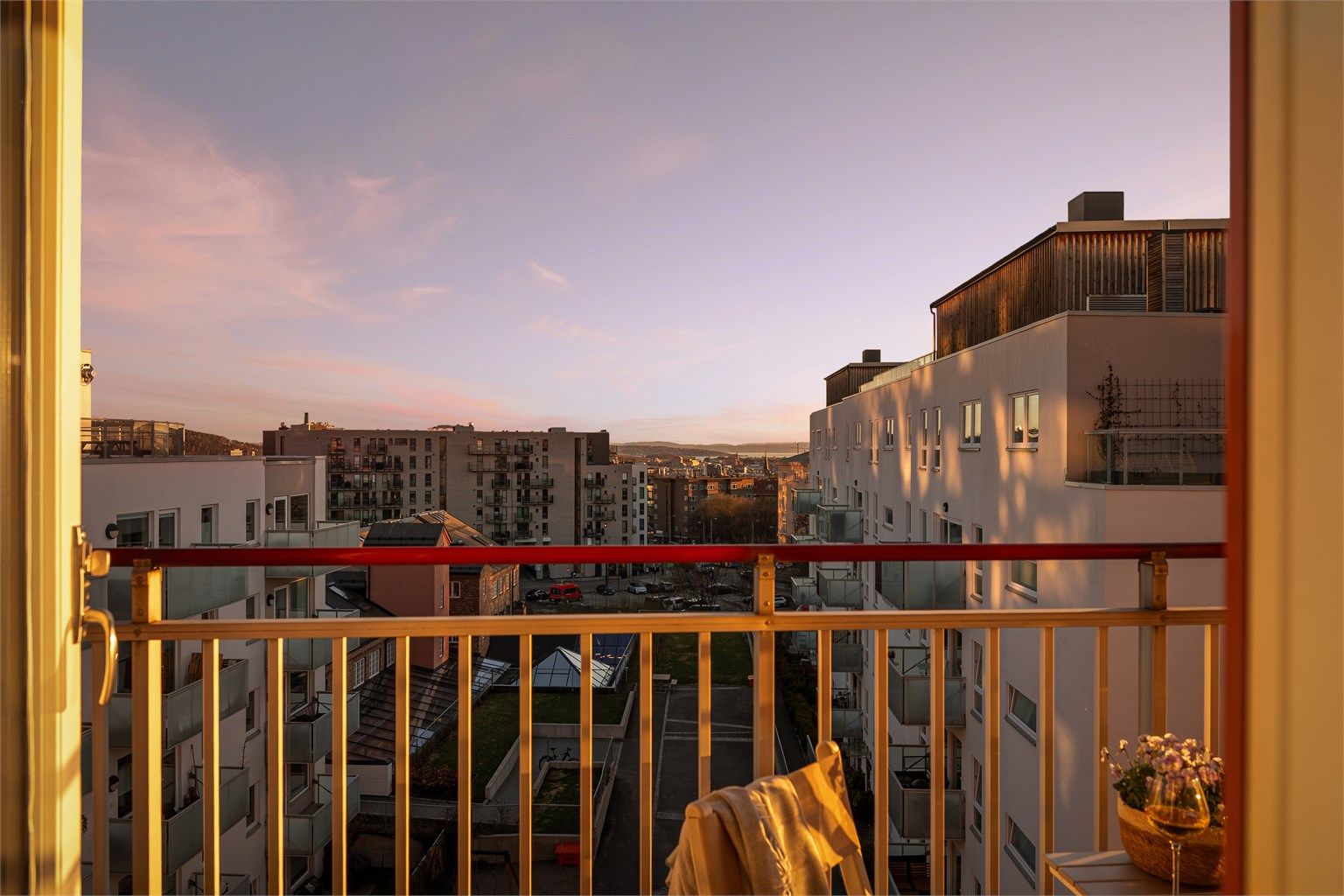 Utsikt fra balkongen på kvelden.