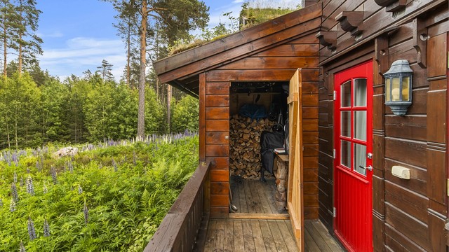 Her er det god plass til lagring av ski og utstyr.