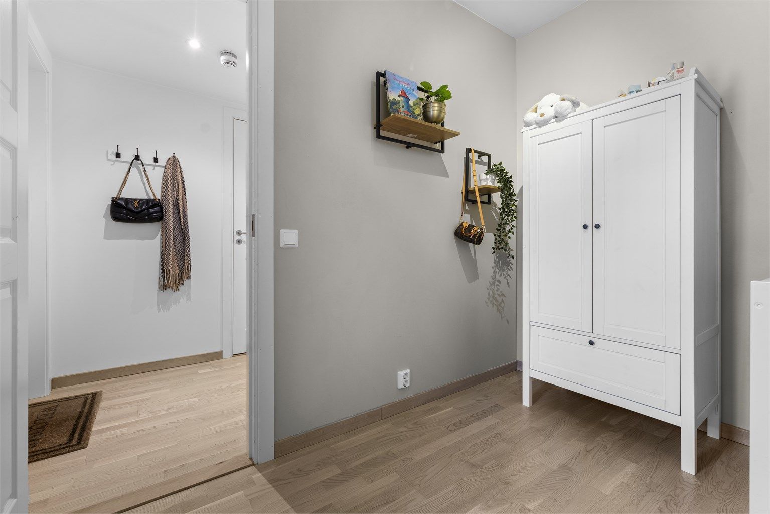 Rommet er praktisk innredet og passer utmerket som barnerom eller kontor.