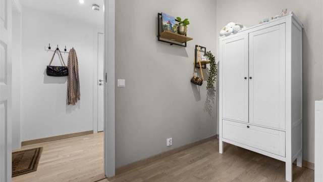 Rommet er praktisk innredet og passer utmerket som barnerom eller kontor.