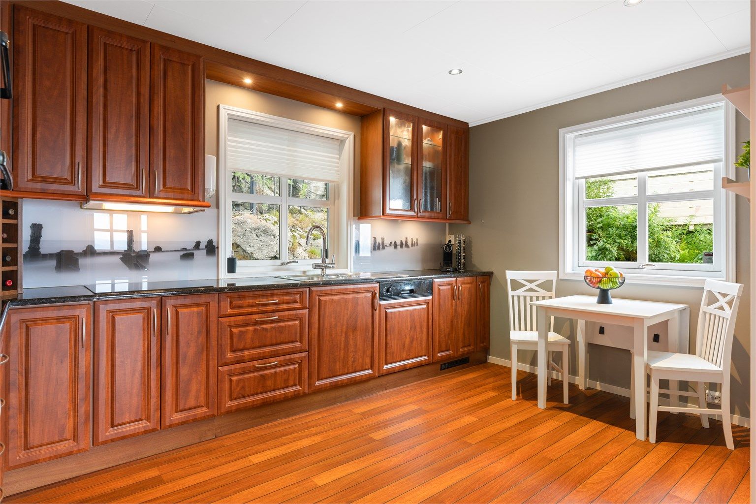 Kjøkkenet ligger naturlig tilbaketrukket fra stuen og har profilerte fronter og benkeplate av laminat. 