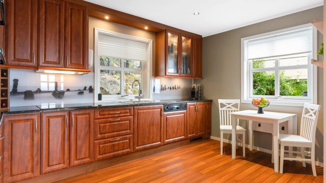 Kjøkkenet ligger naturlig tilbaketrukket fra stuen og har profilerte fronter og benkeplate av laminat.