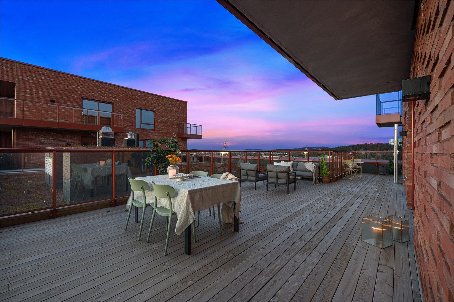 Terrassen er på hele 57 kvm. med flott utsikt og gode solforhold