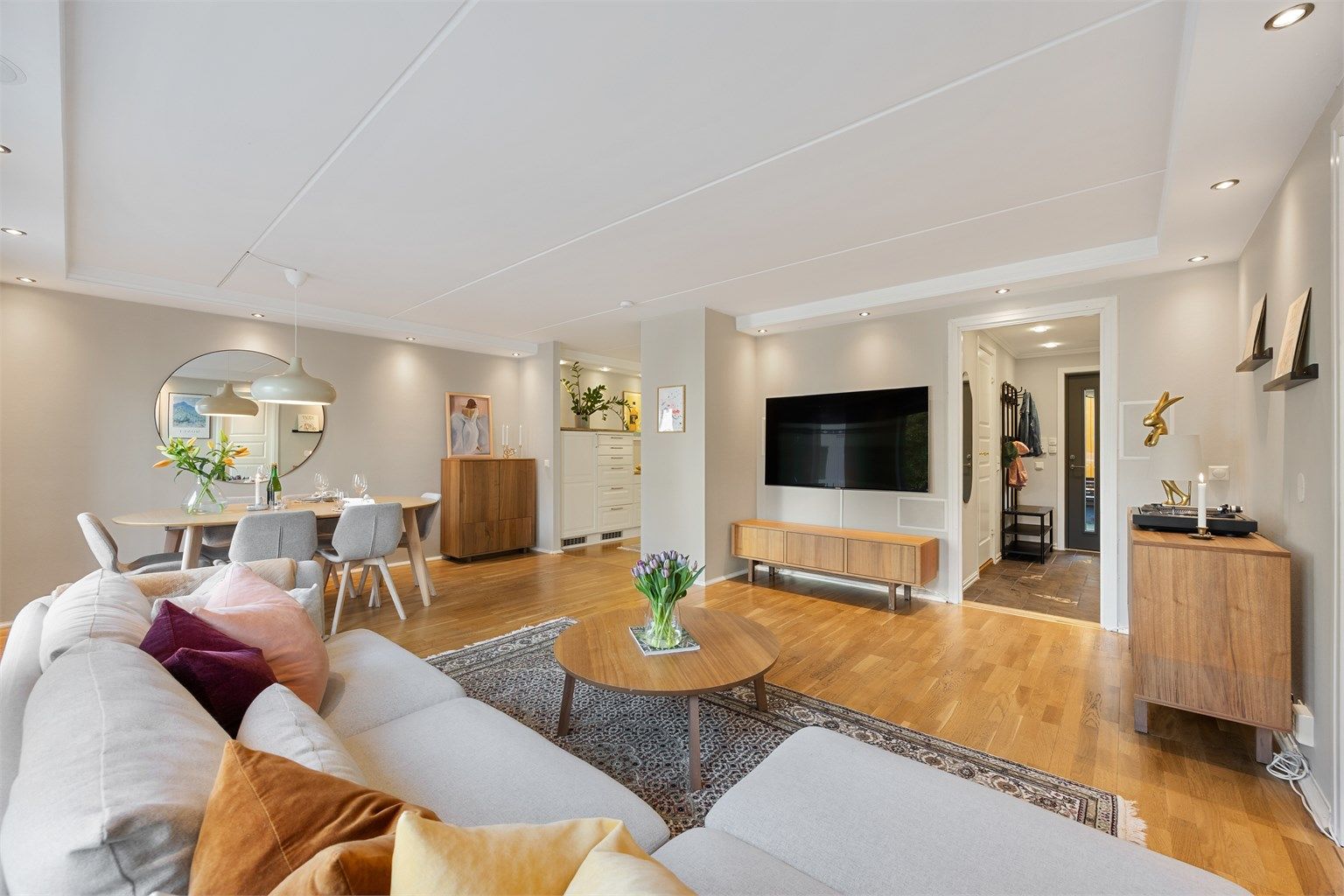 Leiligheten ligger i byggets 1. etasje med en stor uteplass på ca. 42 kvm. Stuen og kjøkkenet er i åpen løsning, men oppleves likevel noe adskilt grunnet rommets gode størrelse. 