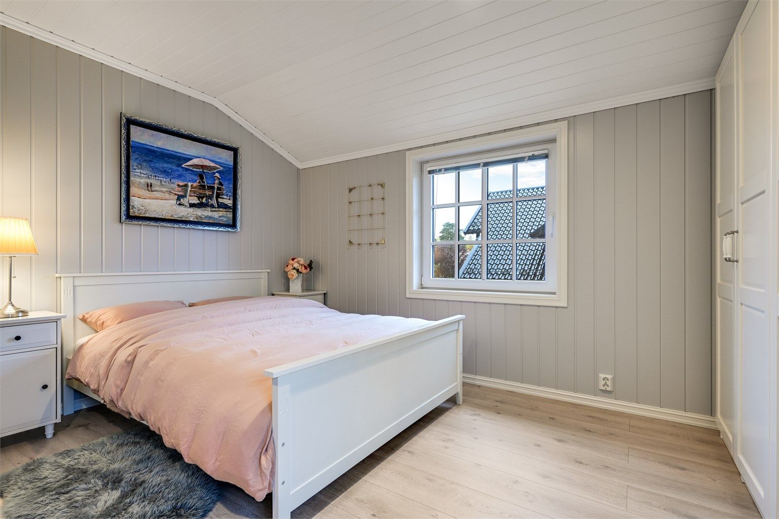 Soverom 3 innredet med dobbeltseng, garderobeskap og plass til skrivebord.