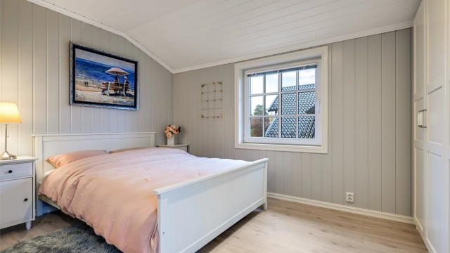 Soverom 3 innredet med dobbeltseng, garderobeskap og plass til skrivebord.