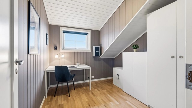 Et perfekt rom for hjemmekontor eller som et barnerom.
