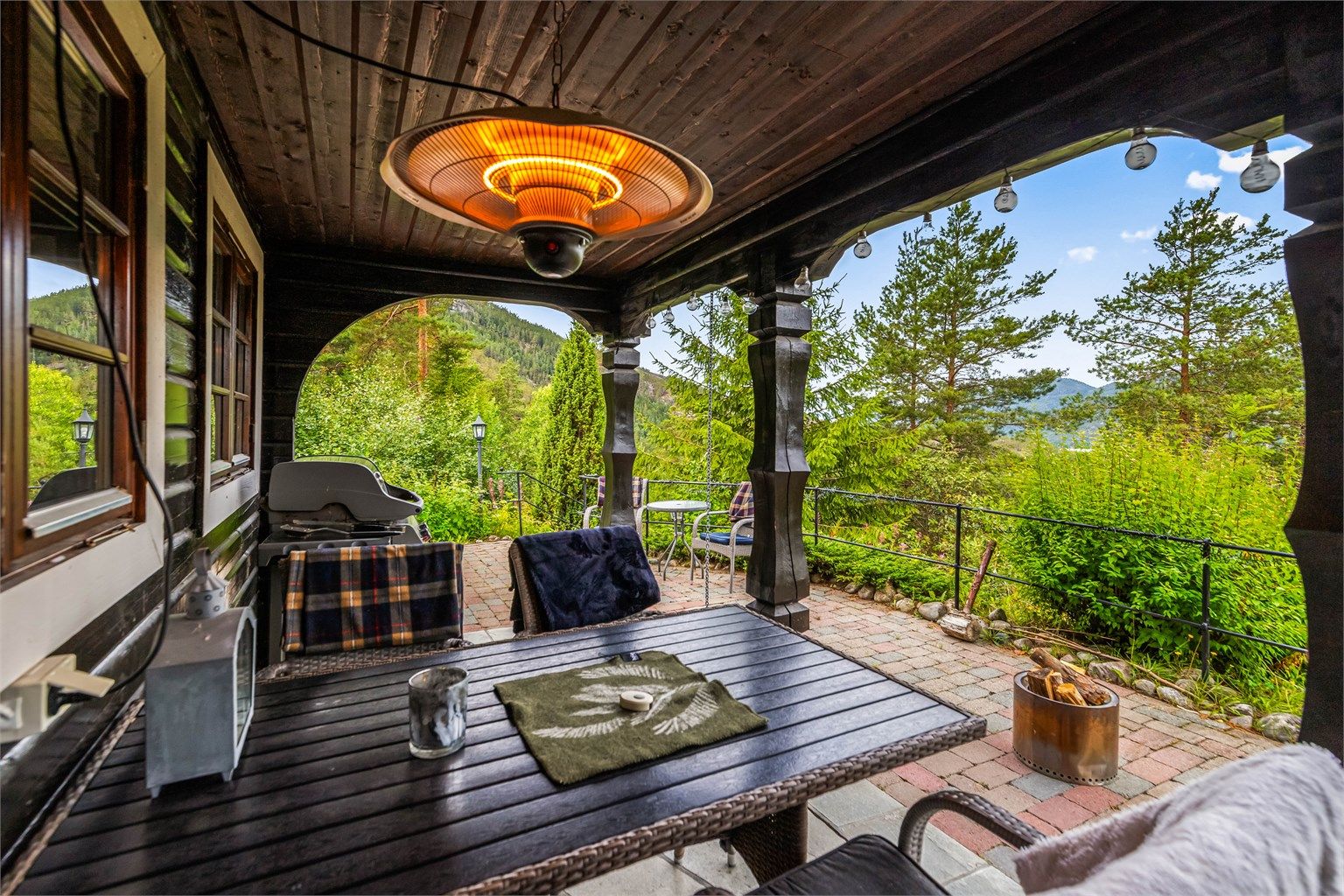 Overbygget terrasse med utgang fra stuen
