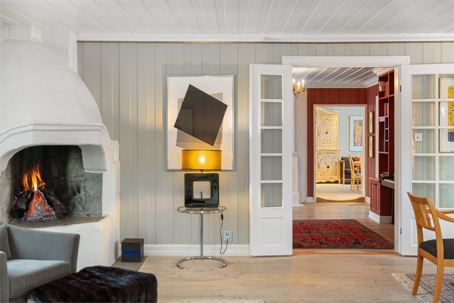 Den åpne peisen gir ekstra hygge til stuen