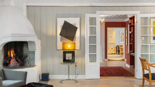 Den åpne peisen gir ekstra hygge til stuen