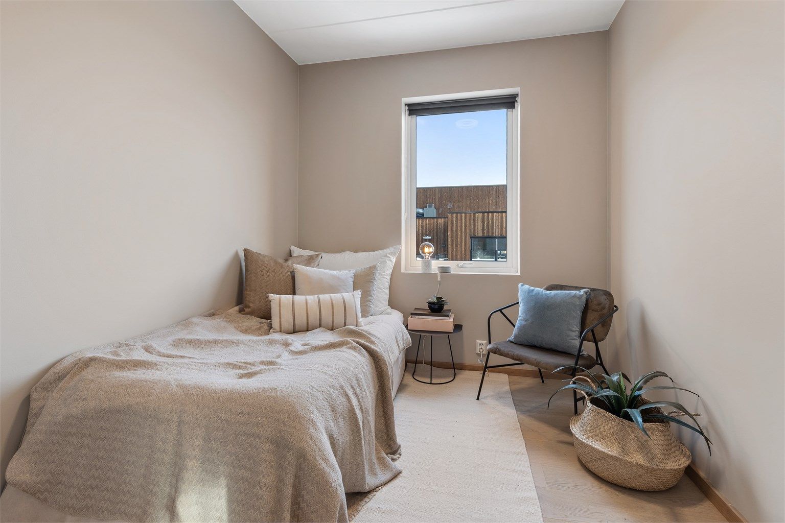 Det andre soverommet passer godt som gjesterom, barnerom eller kontor.