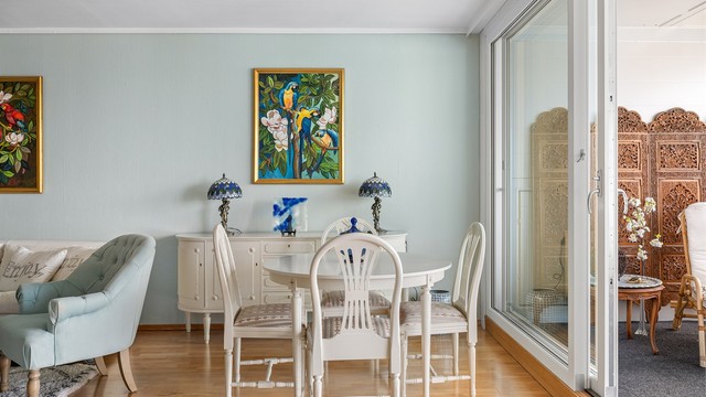 Fra stuen har man adkomst til stor innglasset balkong på hele 13 kvm