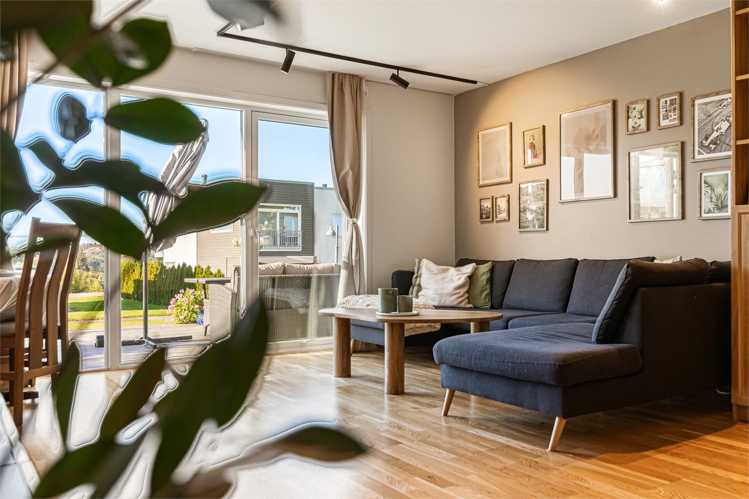 Vinduer og terrassedør med energieffektivt 3-lags glass.