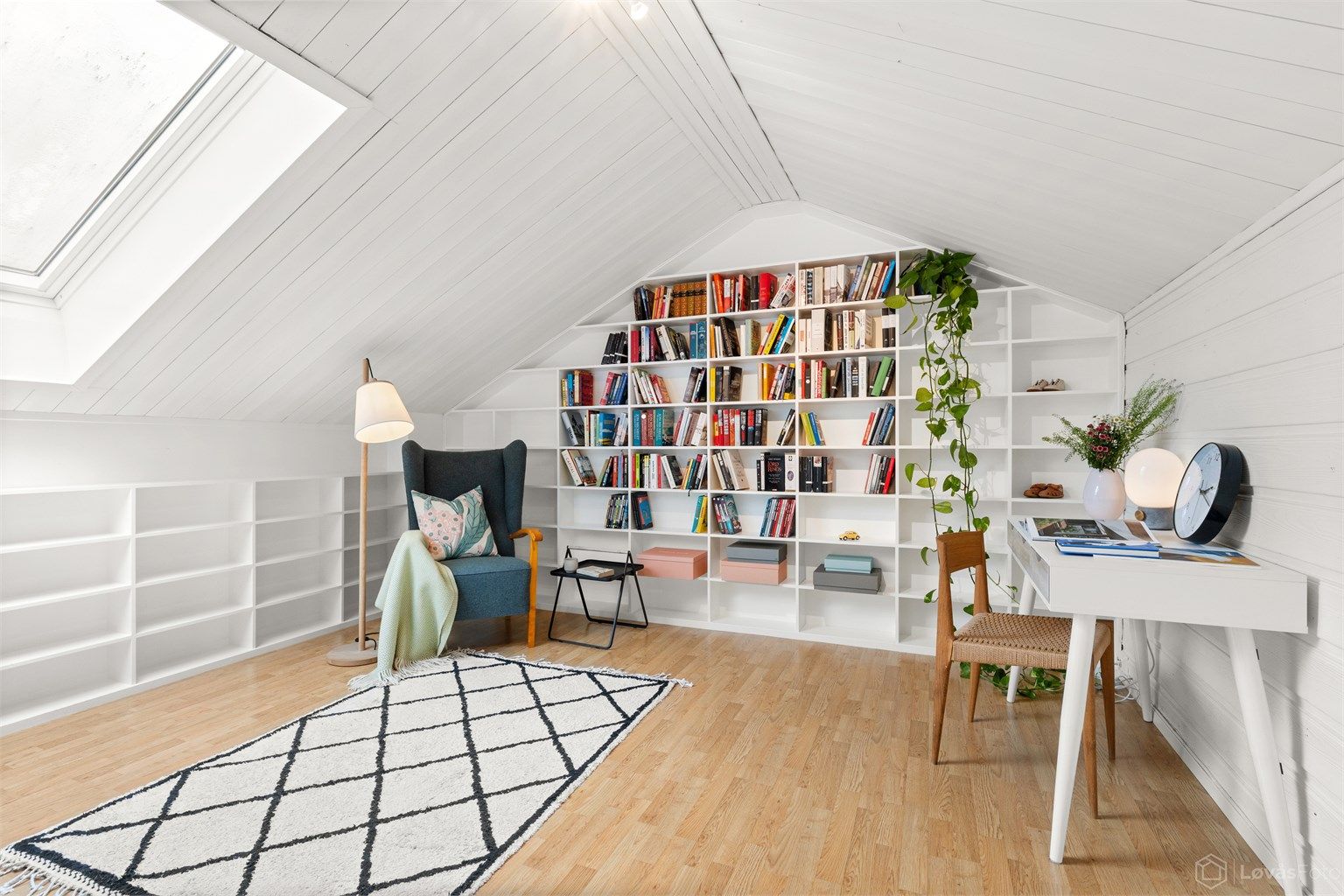 Loftstue (rommet er ikke byggemeldt for varig opphold) med tilliggende boder