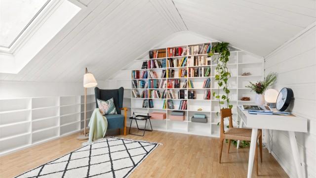 Loftstue (rommet er ikke byggemeldt for varig opphold) med tilliggende boder
