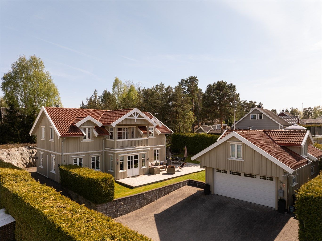 Velkommen til Kvartsveien 41 - En innholdsrik enebolig oppført i 2005 blant fredelige omgivelser. Fotograf; Kristoffer Kristiansen.