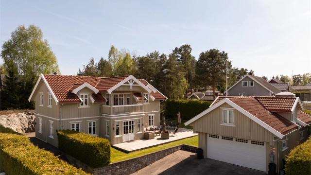 Velkommen til Kvartsveien 41 - En innholdsrik enebolig oppført i 2005 blant fredelige omgivelser. Fotograf; Kristoffer Kristiansen.