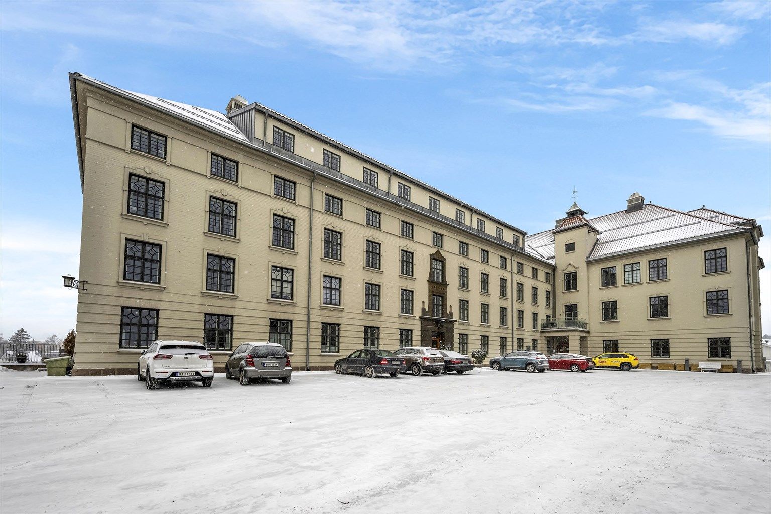 Ringhøyden boligsameie er et unikt boligsameie i spennende bygg med mye historie, og leilighetene er forbeholdt de over 65 år som ønsker en trygg og litt enklere hverdag. Foto: Zovenfra AS