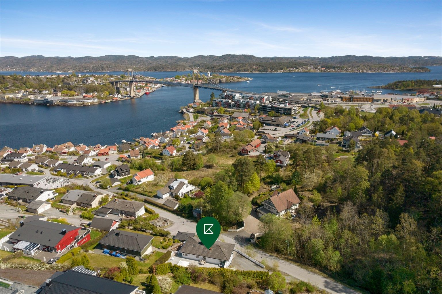 Fjorden strekker seg mellom holmer og skjær. Et eldorado å ferdes i med båt.