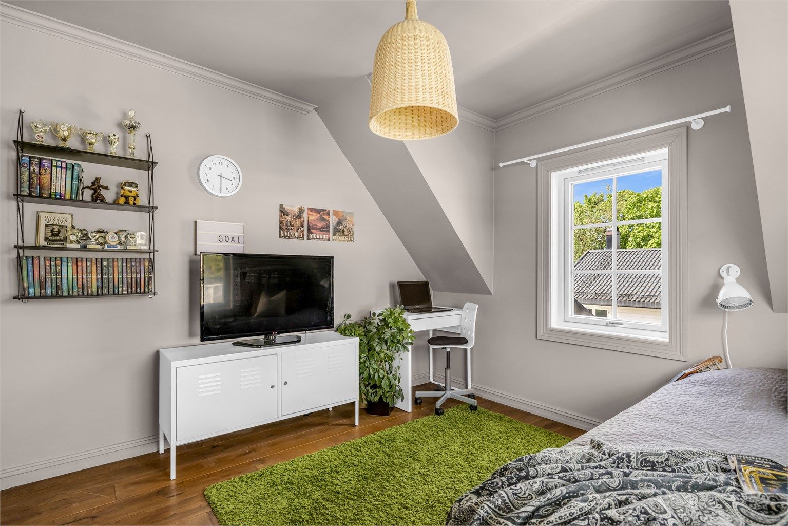 Rommet egner seg godt som barnerom, gjesterom eller hjemmekontor, og har plass til både seng, skrivebord og garderobeløsning.