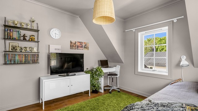 Rommet egner seg godt som barnerom, gjesterom eller hjemmekontor, og har plass til både seng, skrivebord og garderobeløsning.