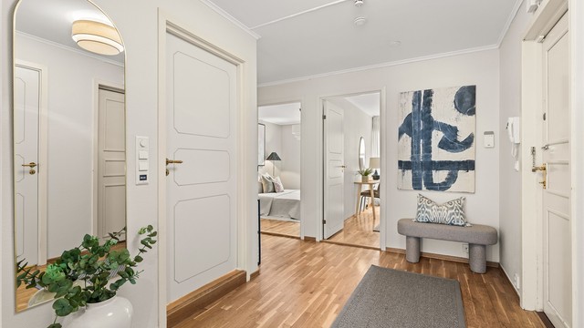 Romslig entré med adkomst til alle rom. Leiligheten har trappefri adkomst fra gateplan.