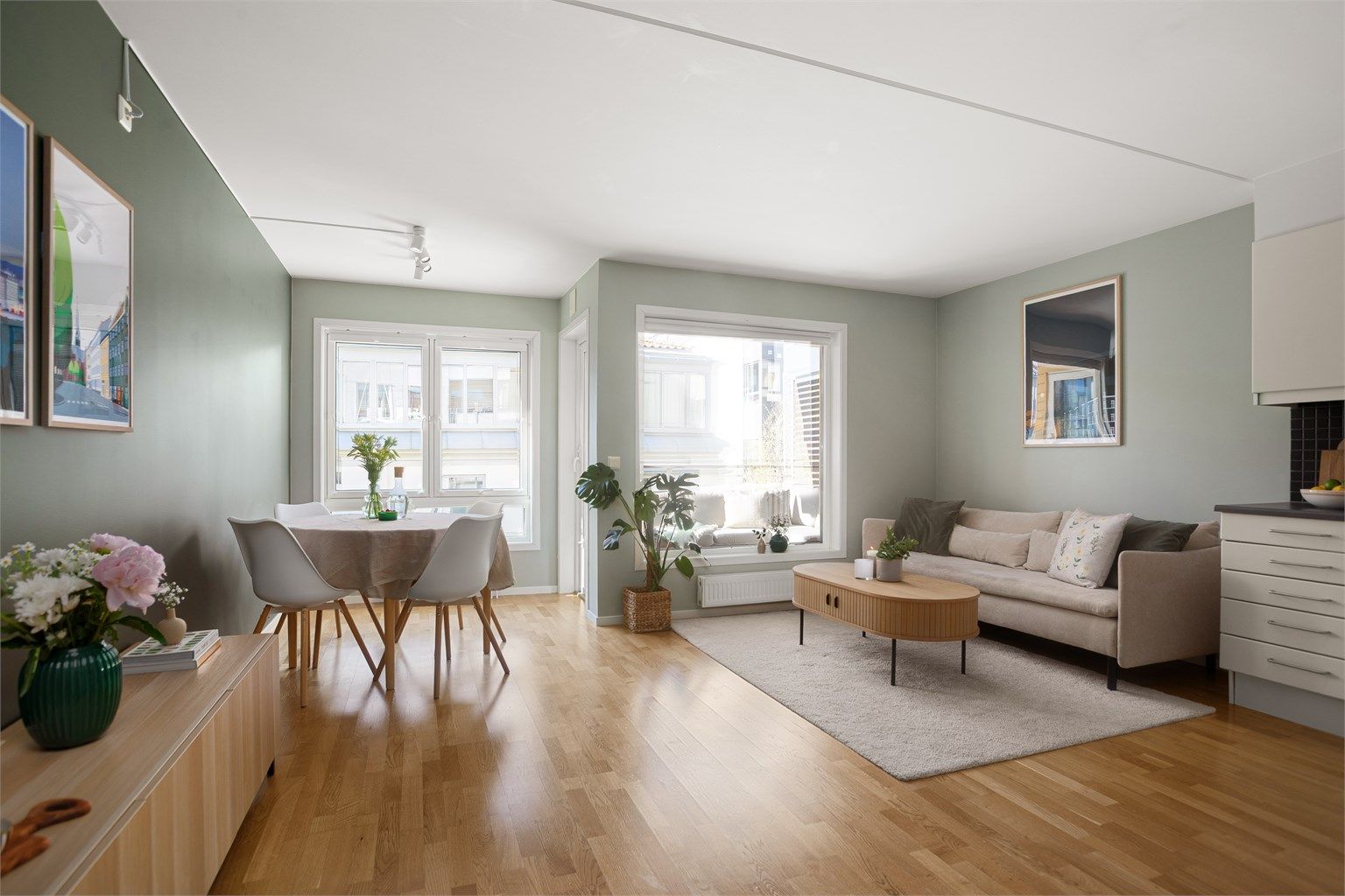 Stue med plass til spisebord og sittegruppe 