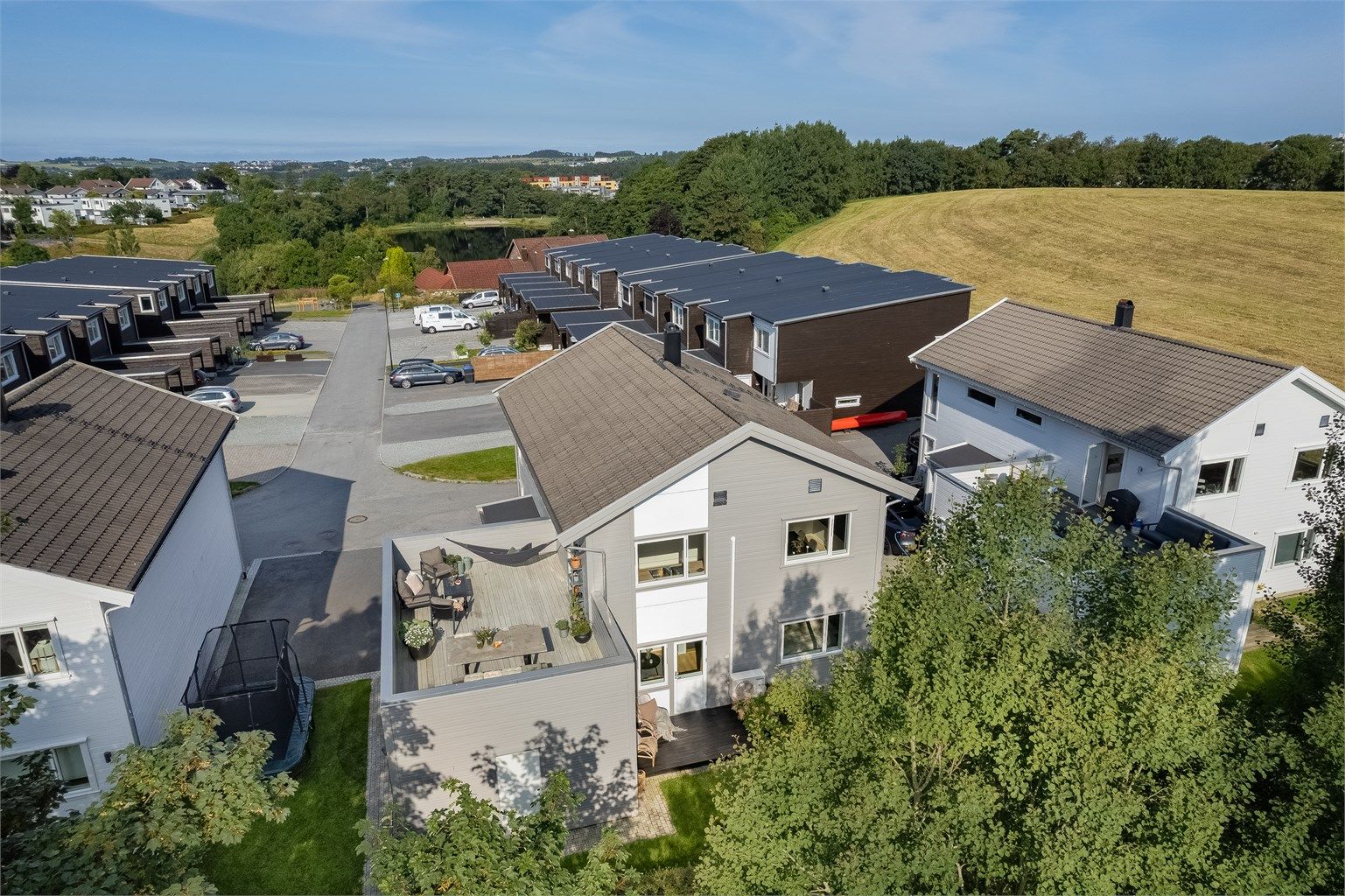 Boligens plassering gjør eiendommen både solrik og med et pent "fritt" utsyn fra både stue, kjøkken og takterrasse.  En veldig god plassering på feltet.