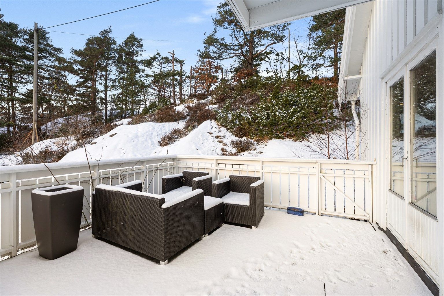 Naturlige omgivelser gir uteområdet et rolig og tilbaketrukket preg.