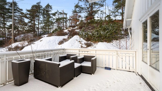 Naturlige omgivelser gir uteområdet et rolig og tilbaketrukket preg.